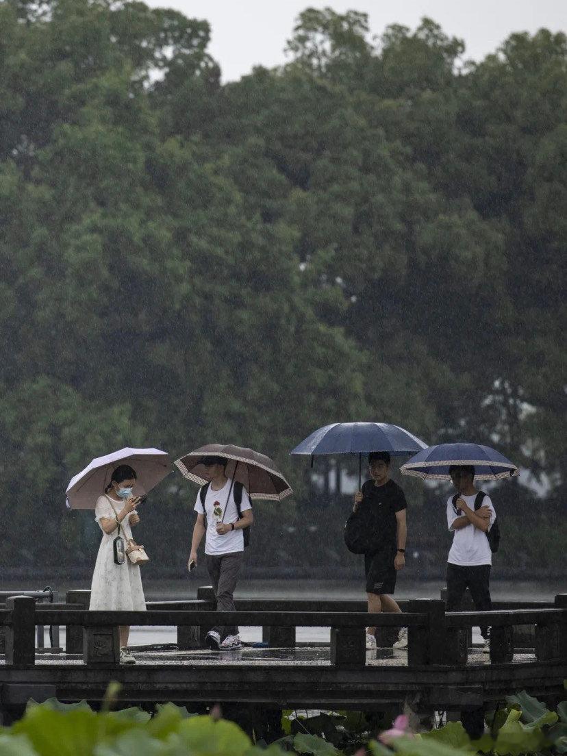 在西湖旅拍成为杭州旅游标配   在杭州拍国风大片真的还是挺有看点的呀，我们也能够