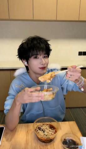 余宇涵吃播 余宇涵的直播简直是开心源泉，小嘴叭叭说个不停，萌到心里，笑容满满！ 