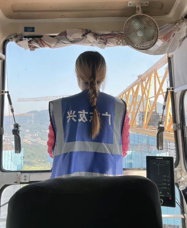 36岁塔吊女司机被工地清退，四个月血汗薪资两万五被无故拖欠。她没哭闹，把安全帽扔
