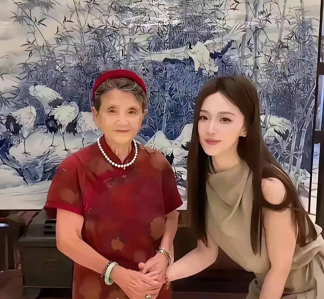 扬子新女友感觉比黄圣依还漂亮，杨子的妈妈对儿子新女友看起来也很满意 ​​​
