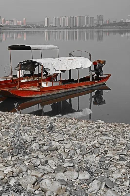 嘉陵江，作为南充的母亲河，纵贯全境约300公里。它穿城而过，滋养着这座千年绸都，