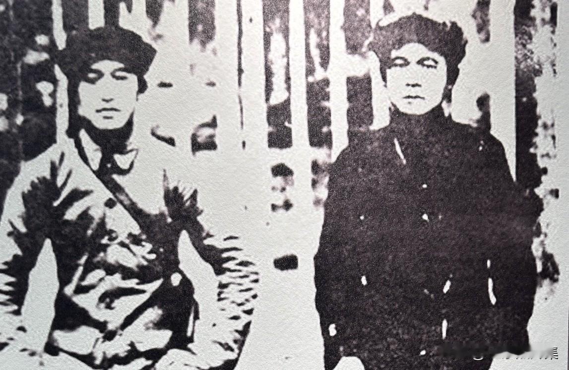 1935年8月，红二十五军政委吴焕先（左）、军长徐海东合影。长征出发时，红二十五