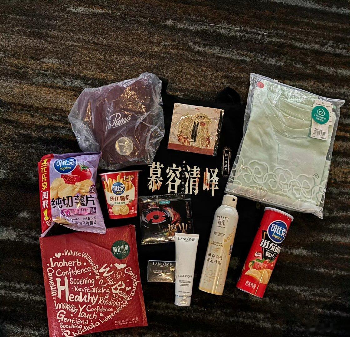 张凌赫剧宣送灶具张凌赫剧宣送一整套灶具 张凌赫剧宣送灶具，也太大方了吧 