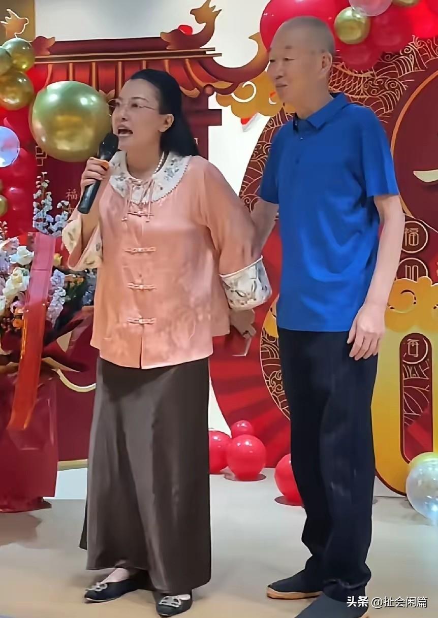 赵津生的这个小媳妇儿确实比前妻强多了，能说，能唱，能上台表演，完全不扭捏，在人家