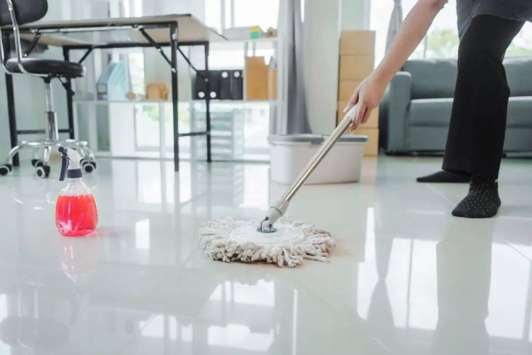 很多人可能不知道，家里天天有人把地拖得干干净净、把东西归置得整整齐齐，是件多么难