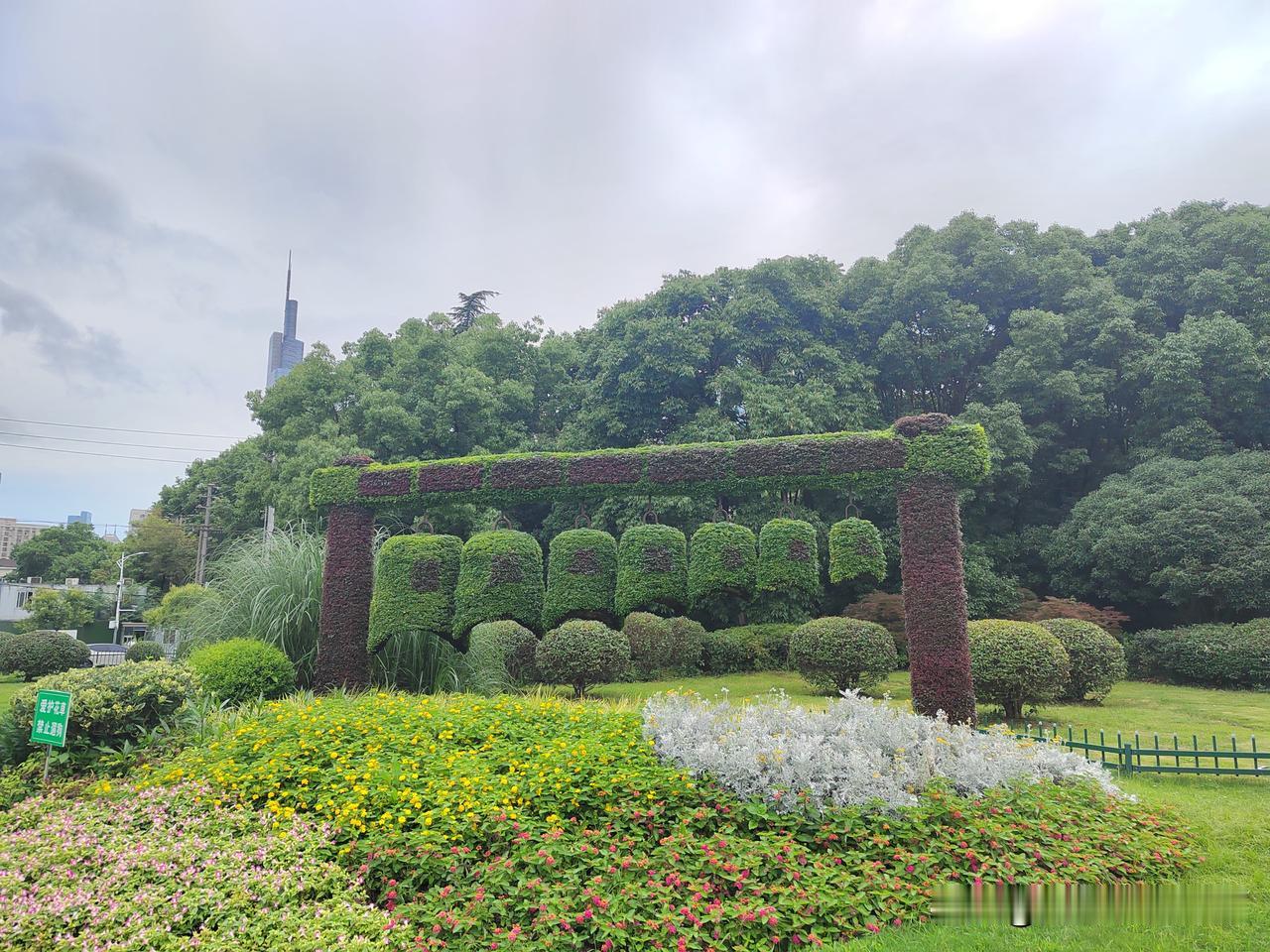 今天南京市白天有分散性阵雨，最高温度27℃，虽气温不高，但湿度大，体感闷热难受。