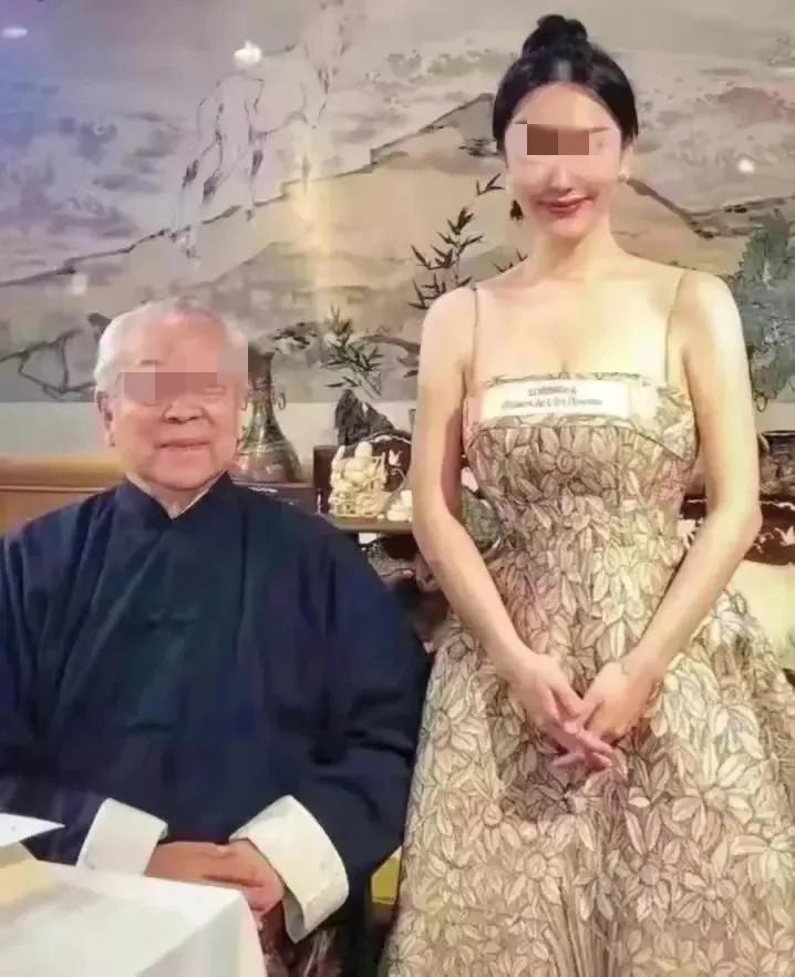 女车评人，卷走20亿？
汽车圈最能捞钱的女车评人是谁？不是天天丝袜高跟的初晓敏，