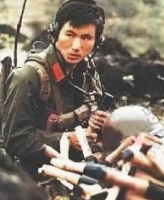 1985年老山战场上，杨启良歼敌18人，转业后却遭地方恶霸刁难，他冷脸道:当年参