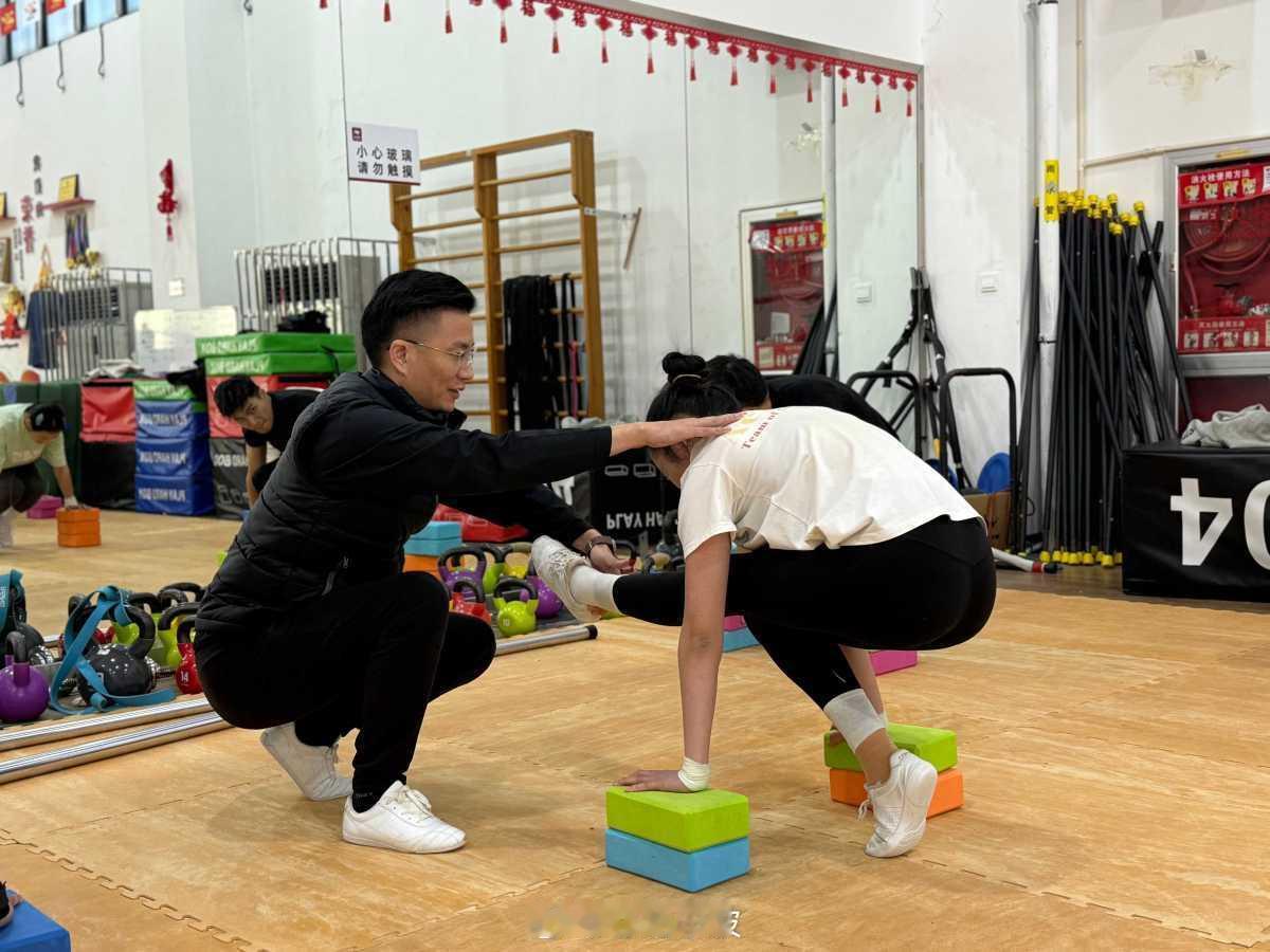 近日，宁波大学健美操队主教练、宁波市体操协会副主席李赟涛博士通过国际体操联合会健