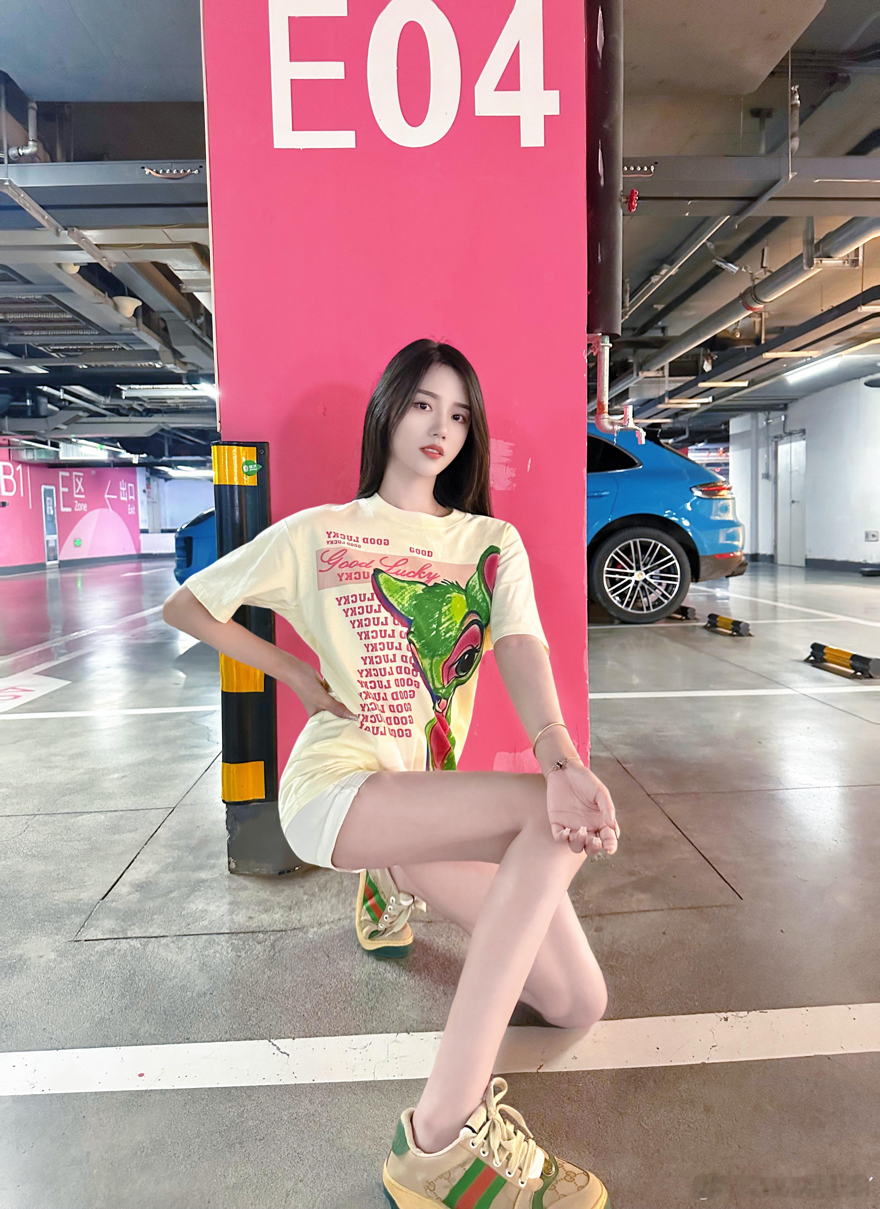 只想要良好的睡眠和一位永不变心的恋人#穿搭##停车场#  ​​​