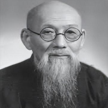 1931年，省政府大礼堂，蒋介石正在对着麦克风慷慨激昂。

"国难当头，各级官员