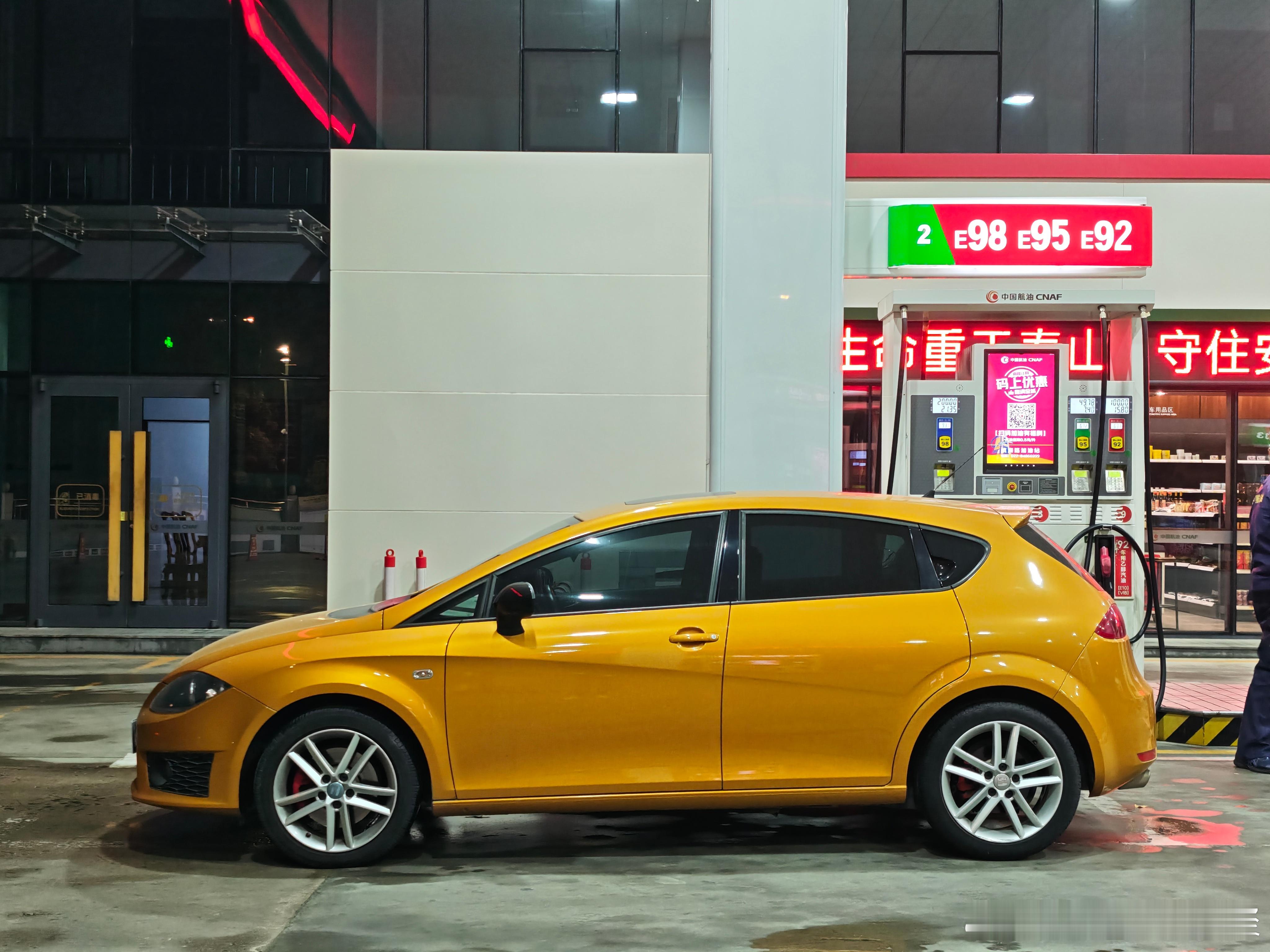 马力玩聚老马在路上 昨晚店里下班回家没车开了​于是开了库存滞销货西雅特烈昂​滞销