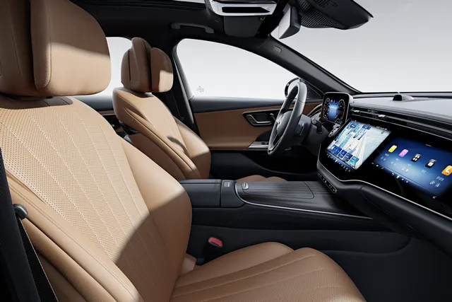 奔驰E级，现阶段终端大幅优惠后，裸车已经进入到33万上下，月销9314辆，依旧是