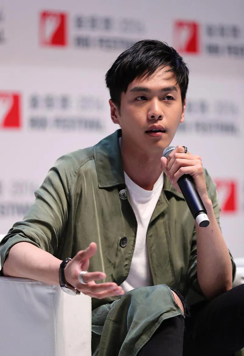 多年前，参加某活动的张若昀，离开了美颜和滤镜的加持，虽然五官不算精致，但搭配起来