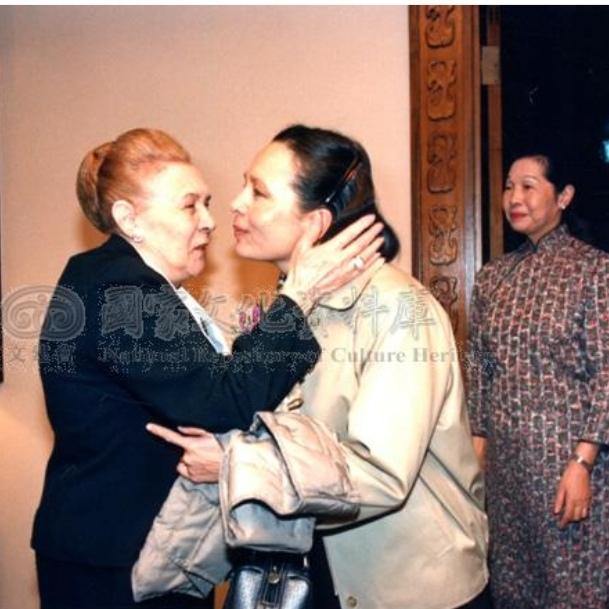 80年代，蒋孝章特意从美国赶回台北，探望久别的母亲蒋方良，一张罕见的合影，照片里