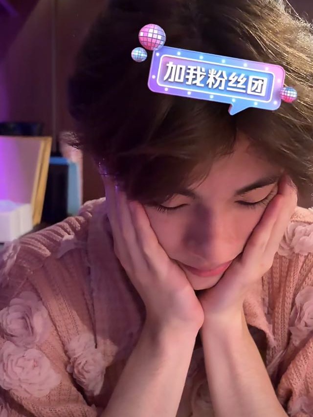 萌吐血了 