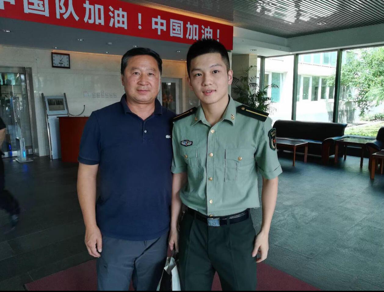 又是没见过的小胖，真小子真不知道还有多少照片没见过，照片真多的男人！
樊振东无论