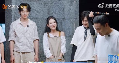 徐志胜一个人炒菜9个人围观 徐志胜在《海角 88 号》下厨太搞笑了！一个人炒鸡 