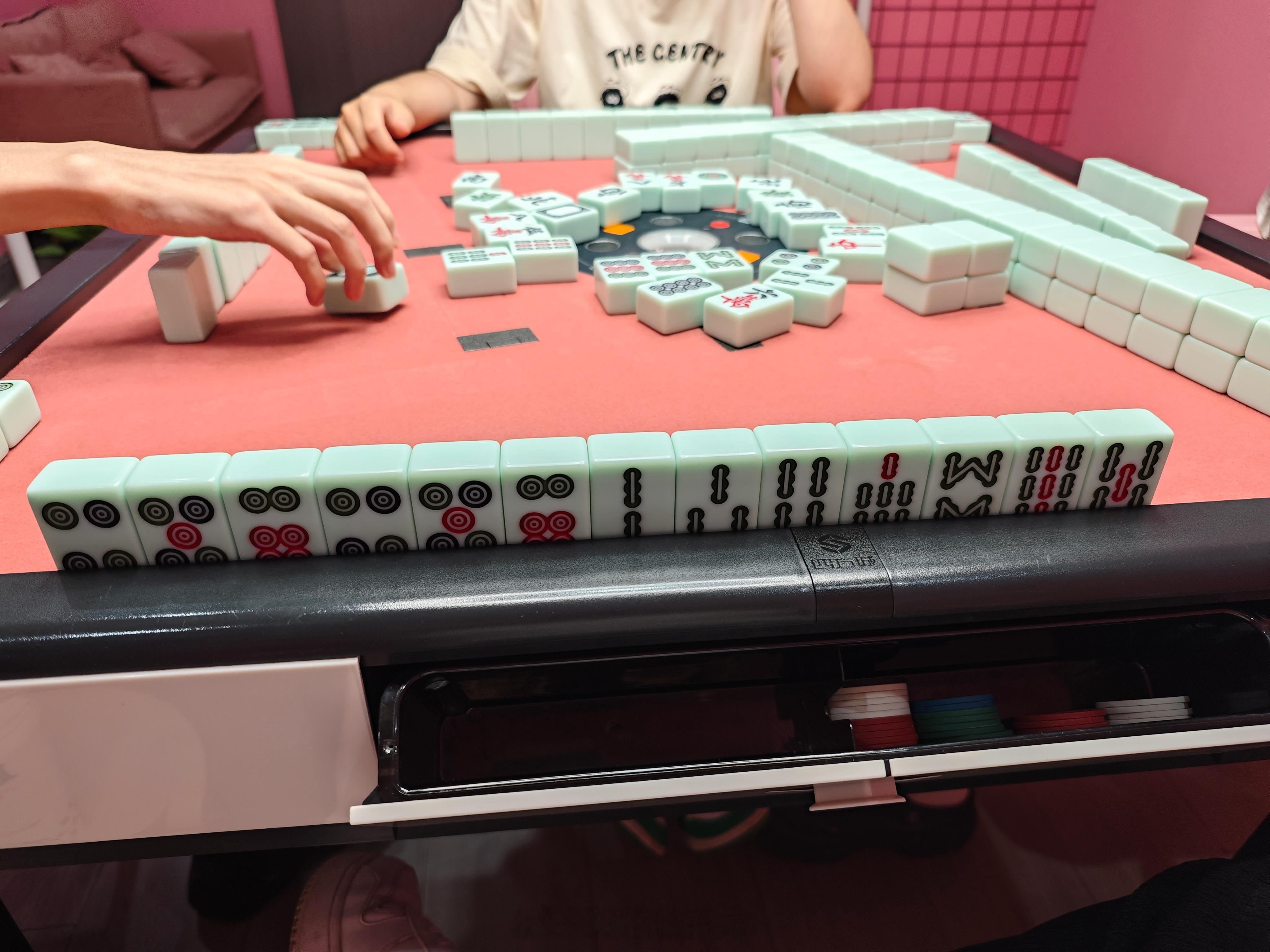 又来打麻将了，你们说这把能听到牌吗？[笑而不语] ​​​