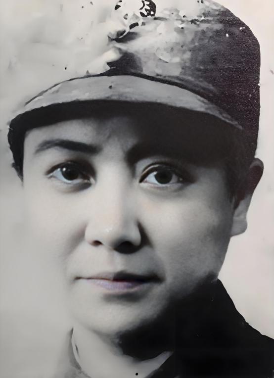 国民党最美女将军，苦恋陈毅大半生，最后爱而不得孤独终老。
 
“三年之后，若我们