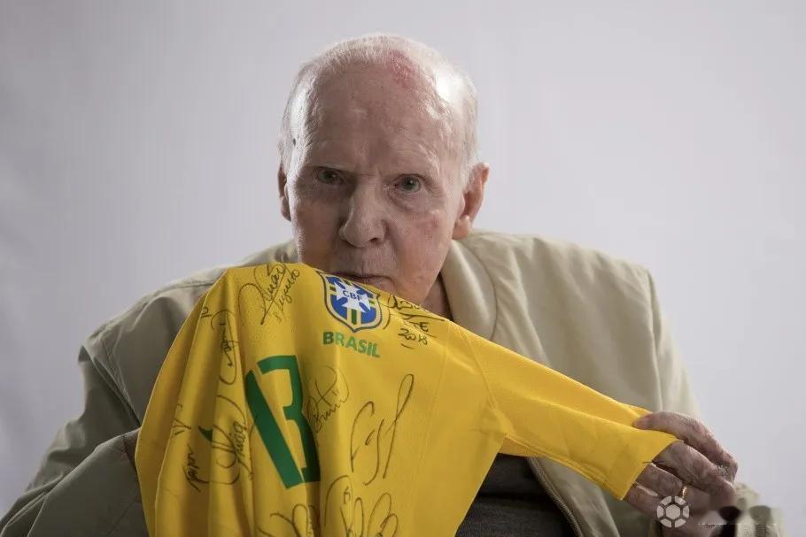 四届世界杯冠军得主扎加洛去世。扎加洛可以说是世界杯历史上最伟大的人物之一，他是历