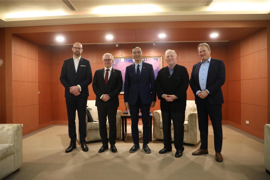 国民党主席朱立伦昨下午于中央党部接见欧洲议会跨党派议员访团，会中双方针对能源议题
