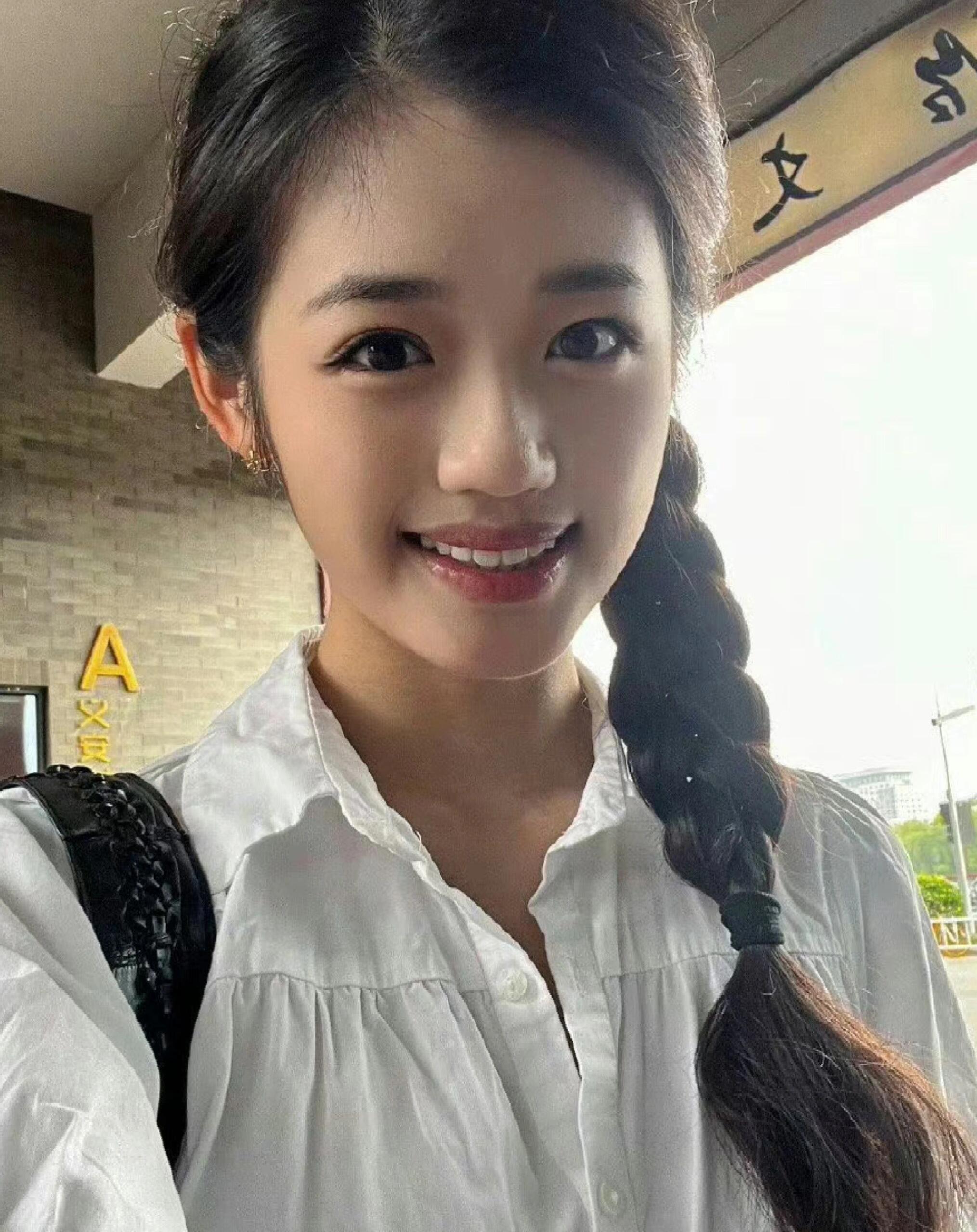 于正新签女演员，撞脸多位女明星，才大三 ​​​