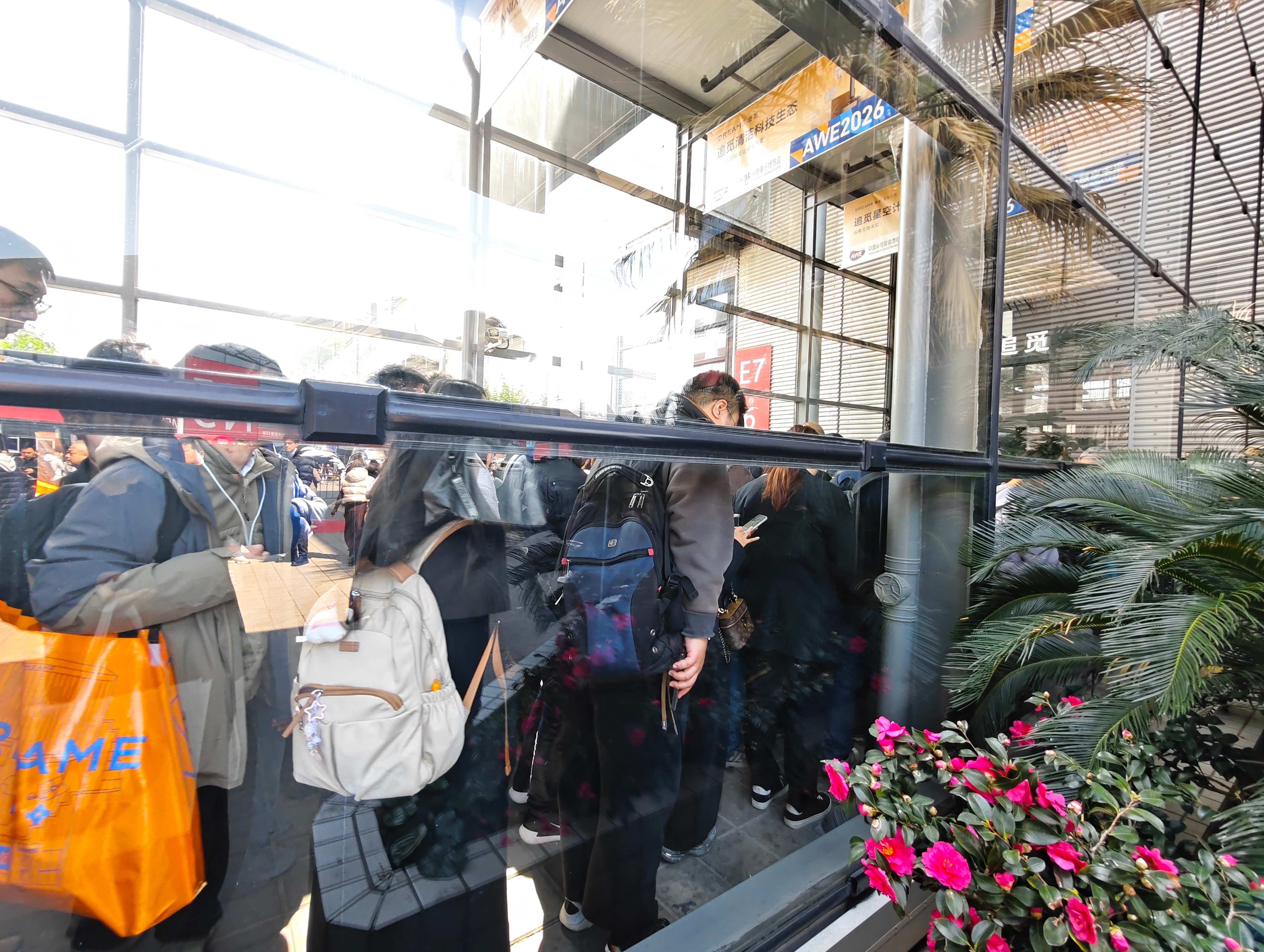 人家都是一堆品牌挤一个展馆，追觅直接包下了AWE 2026一整个展馆。而且追觅的