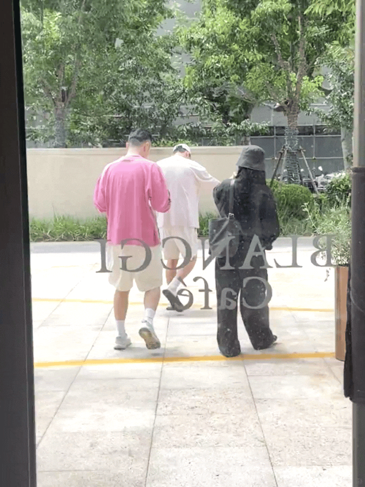 黄景瑜︱今日份路人偶遇20260716今天黄Sir也在工作呢，带着夏天和经纪人谈