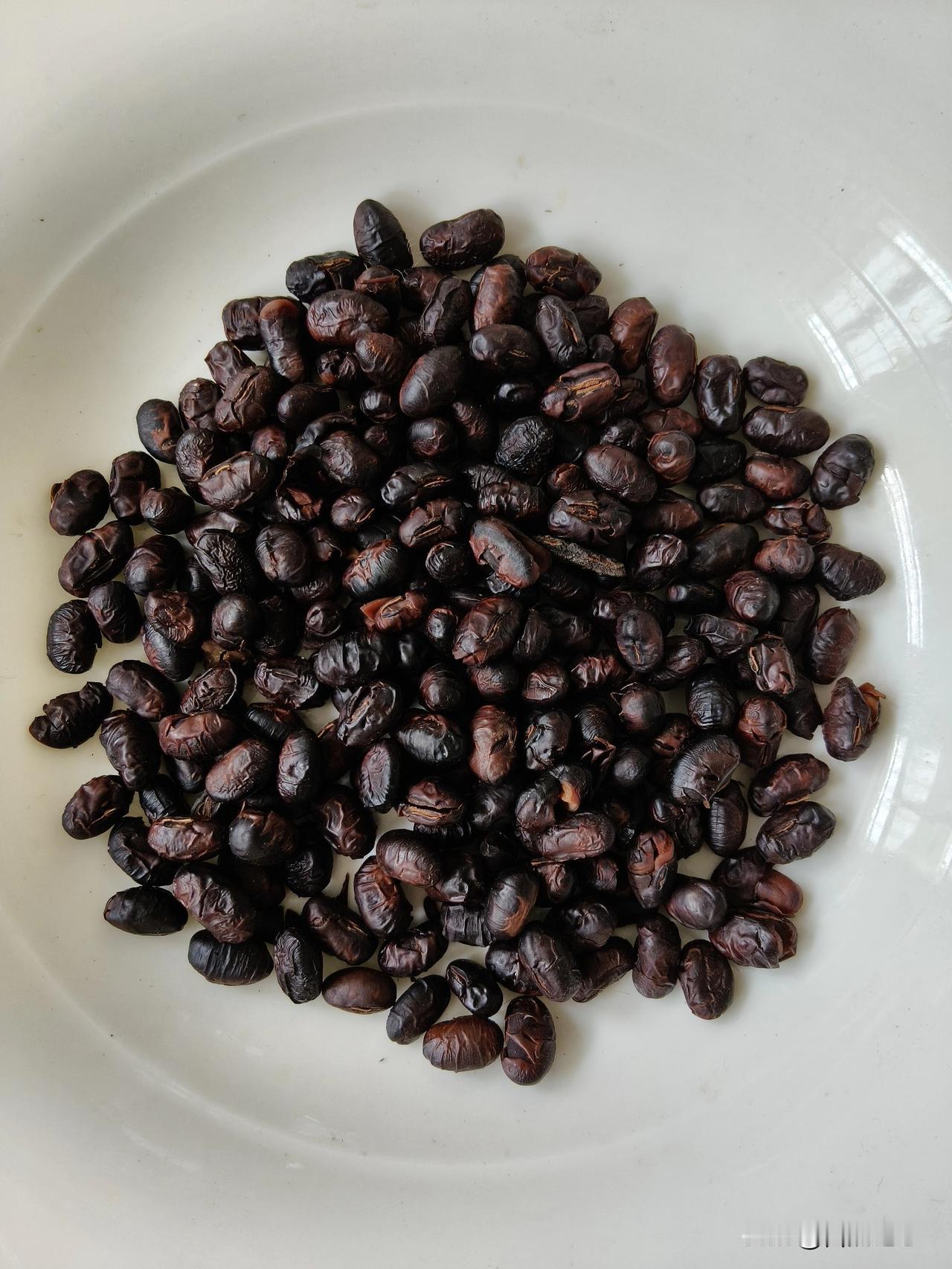 厨房里浓烟滚滚、烈焰腾腾！

我家儿子满面通红，一手手机，一手烧火棍，嘴里念念有