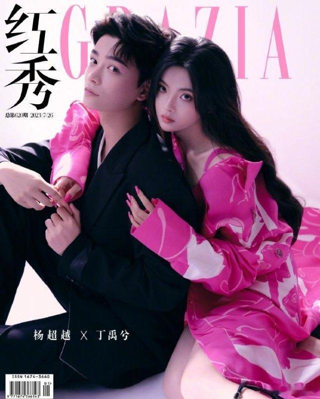 七时吉祥》主演杨超越、丁禹兮双人杂志大片释出，两人亲密相依，cp感十足。 