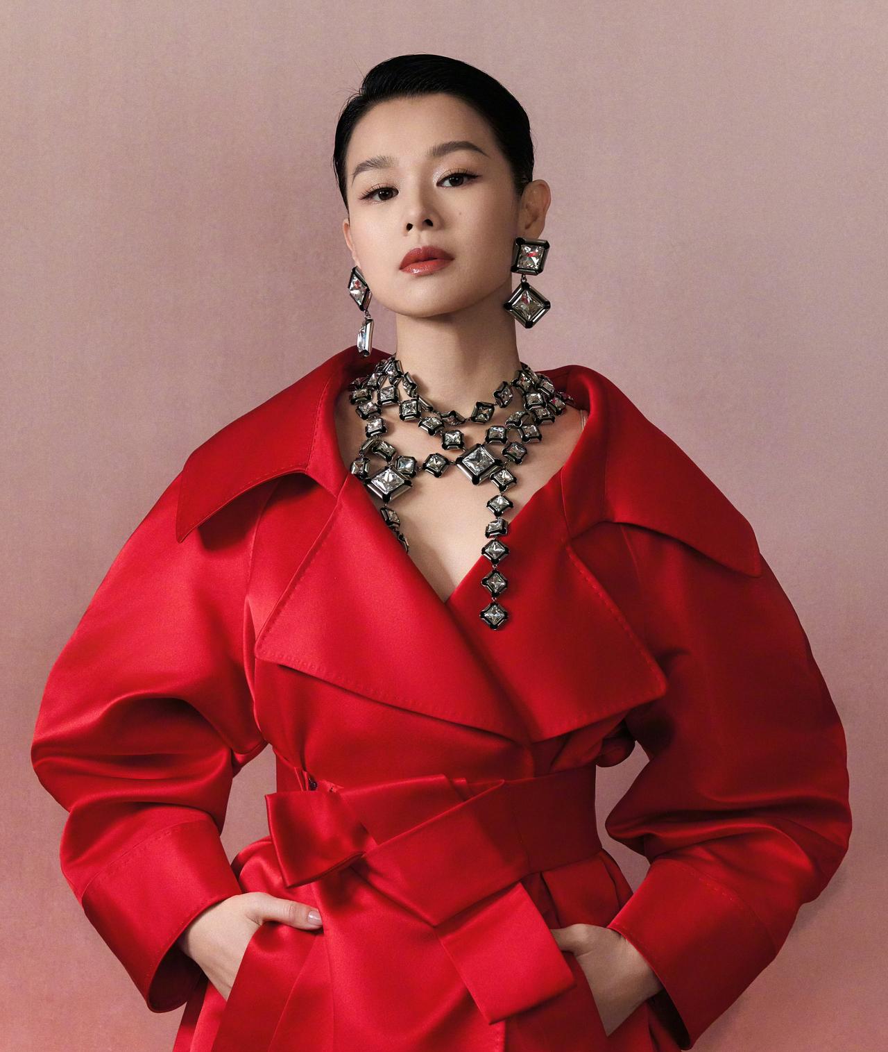 胡杏儿亮相上海国际电影节，身穿Stéphane Rolland 2024秋冬高定
