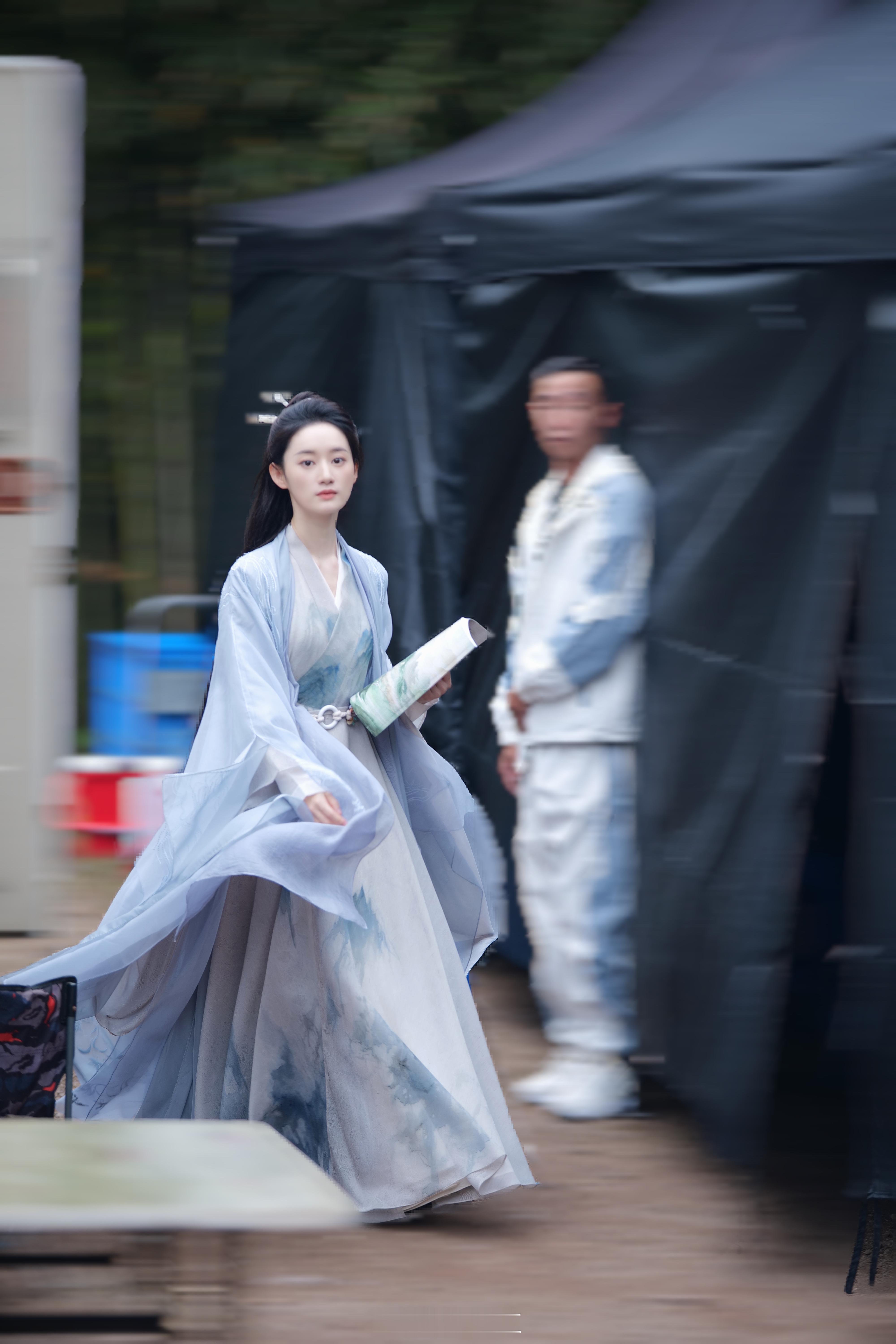 #郭晓婷 女师尊赛道#  郭晓婷在女师尊赛道上独具魅力。素衣清冷，美丽动人。浅蓝