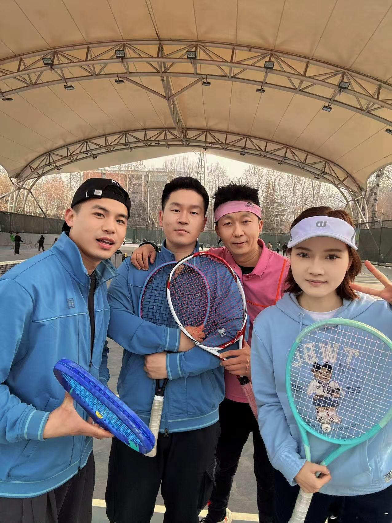 打完球咥个饭下午看张帅女双今天的球也是绝版球了...还有新买的 “倔强网球” 小