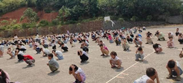 寸石镇安义学校开展地震应急疏散演练