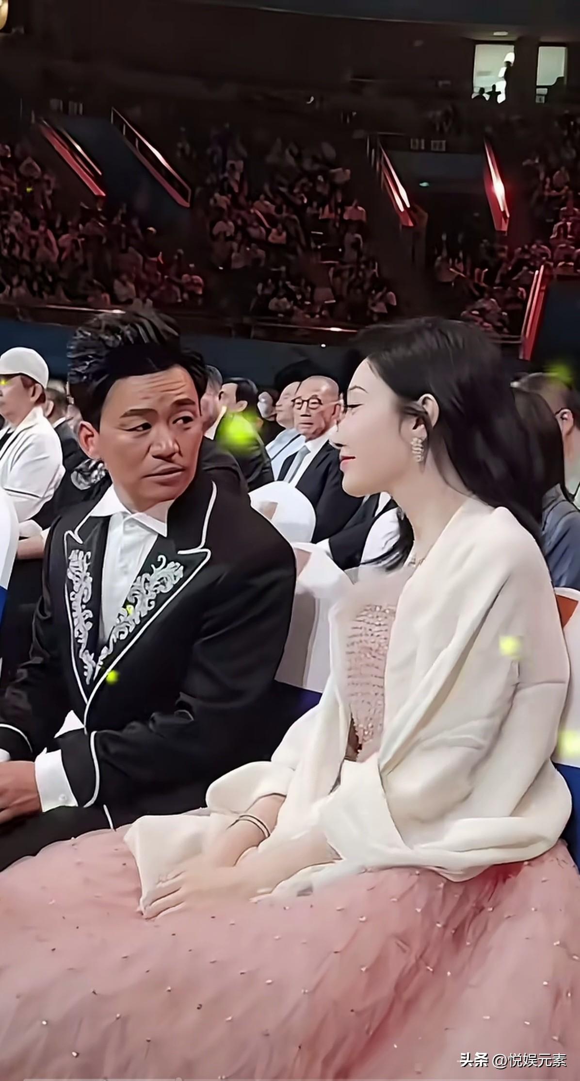 昨日穿布衣，今日座上客。
王宝强就是一个传奇。
他从草根逆袭成超级巨星，坚持奋斗