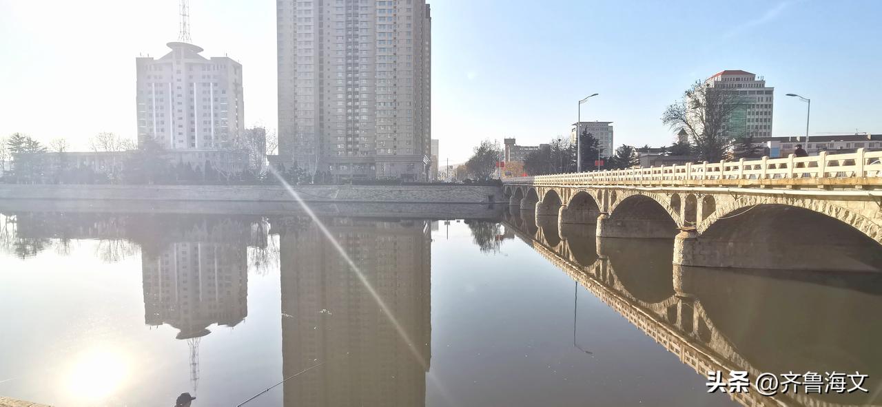 威海市文登区抱龙河河景房倒影（二）