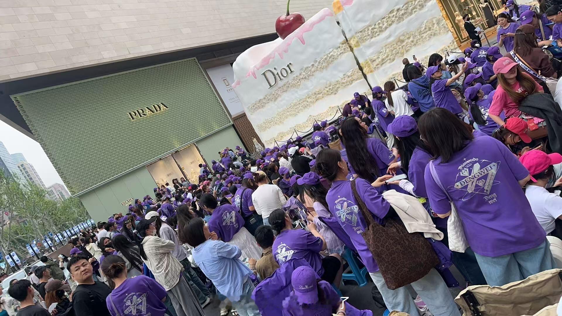 邓为DIOR南京线下活动人气好旺啊，密密麻麻的全是钻石姐姐，一大片的紫海好浪漫啊