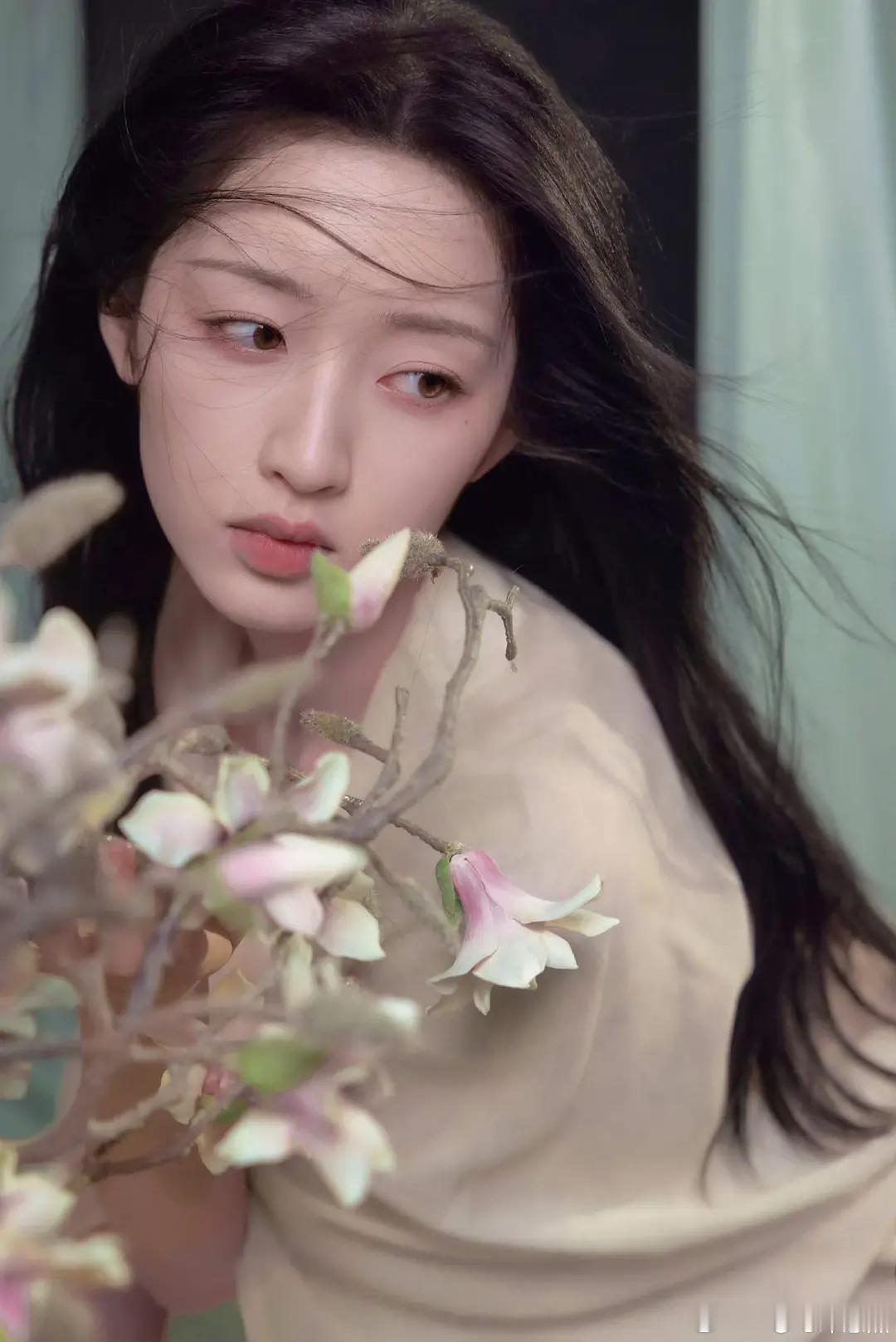 艾米这脸型还是很小孩啊，同样的05🌸邓恩熙就很大气成熟，更适合拍古偶，你们怎么