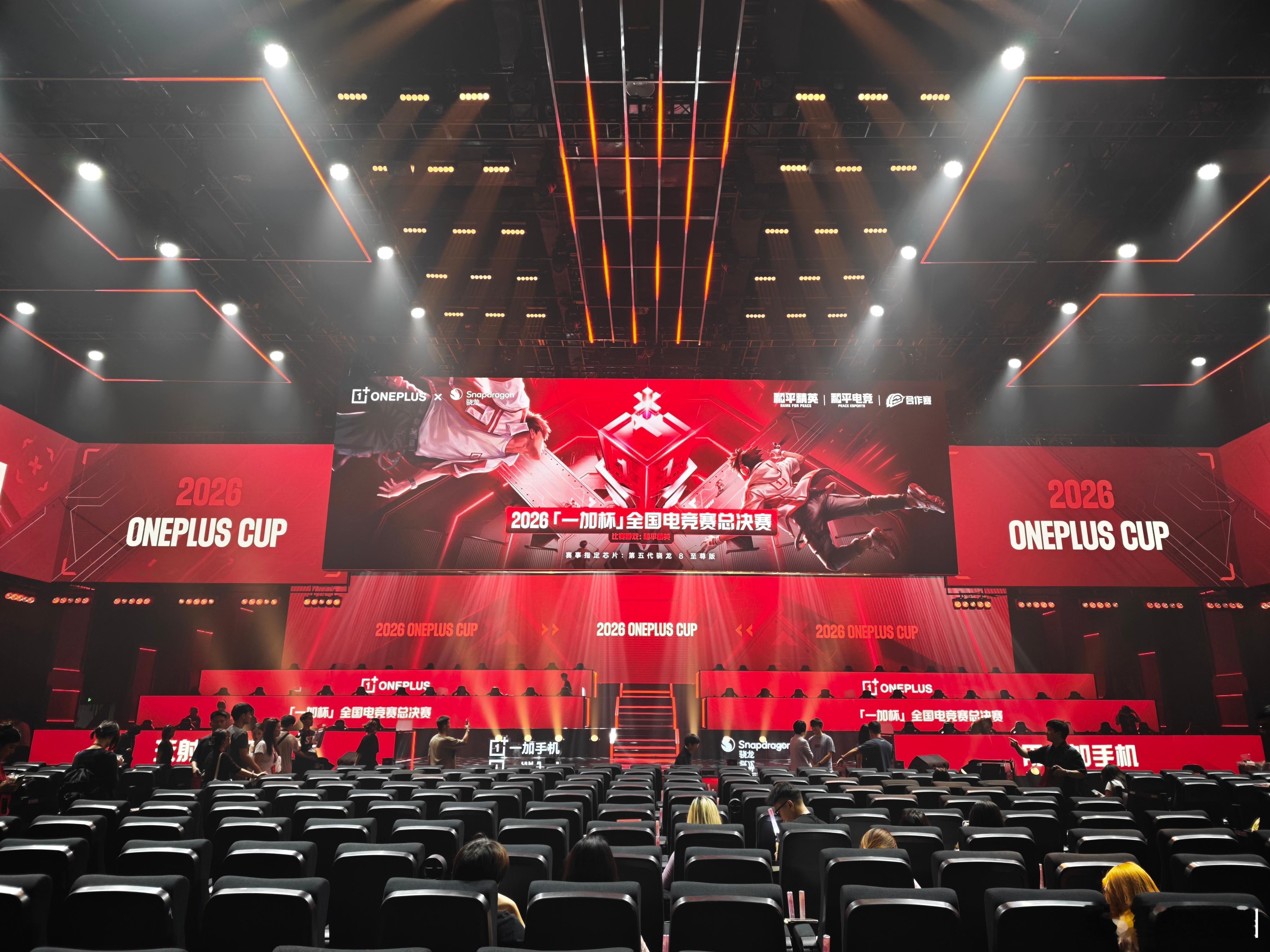 闪现一加杯（ONEPLUS CUP）全国电竞赛总决赛现场，“玩设计游戏，用一加手
