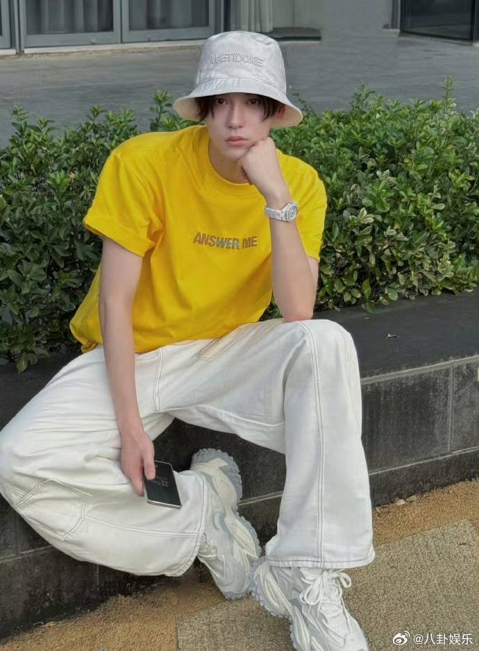 田栩宁营业怼脸镜头抗住原相机考验，眉眼舒展笑意温柔，一举一动都透着清爽干净的邻家