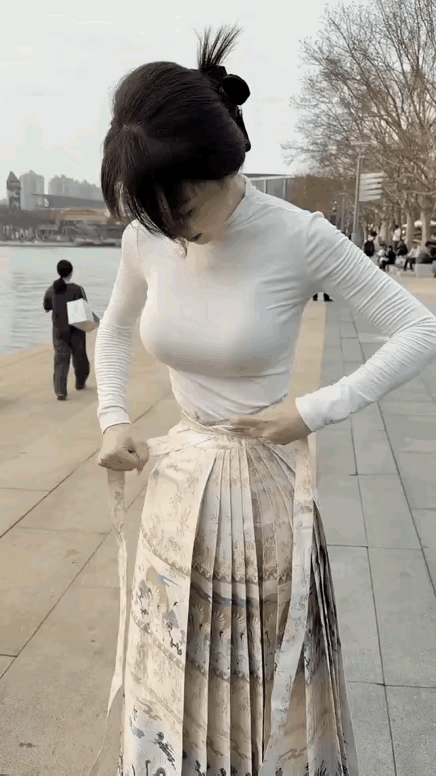 这身材是天生的，还是练出来的，羡慕。