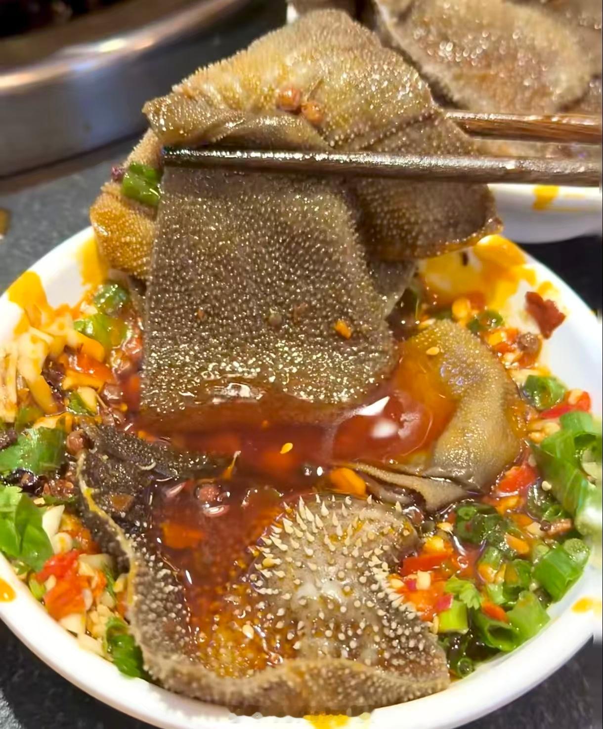 营养师眼中的火锅菜品 聚餐火锅局，兼顾口味与身材才是聪明人吃法。大鱼大肉热量爆表