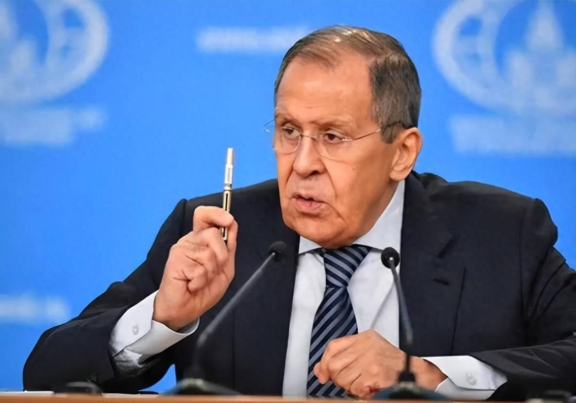 那个俄罗斯老头，拉夫罗夫，一句话就把天给聊透了。他说，美国人怕我们，是因为在全球