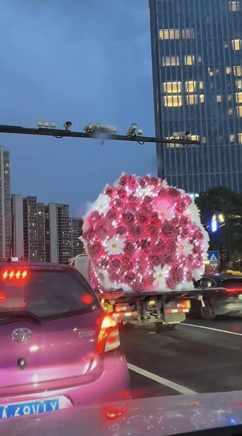520，杭州你不要太浪漫好吗？

在路上看到这么惊奇的一幕，还以为是搅拌车装着发