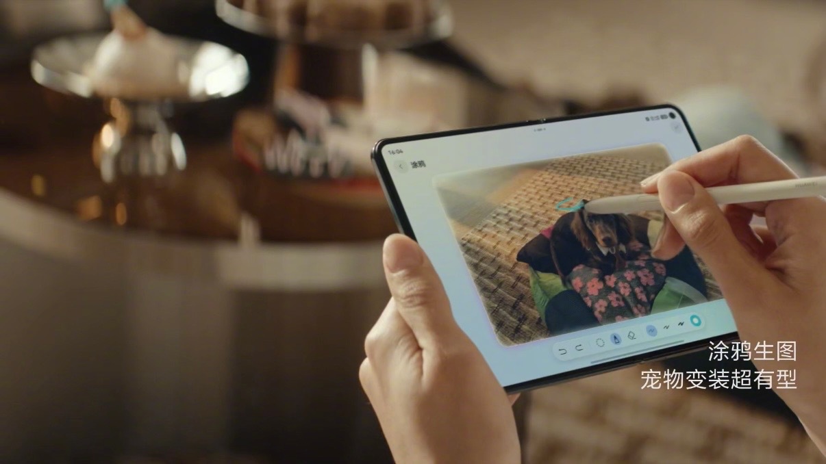 华为大阔折首发支持全新手写笔华为发布首个搭载天生会画APP手机 大阔折不止更大，