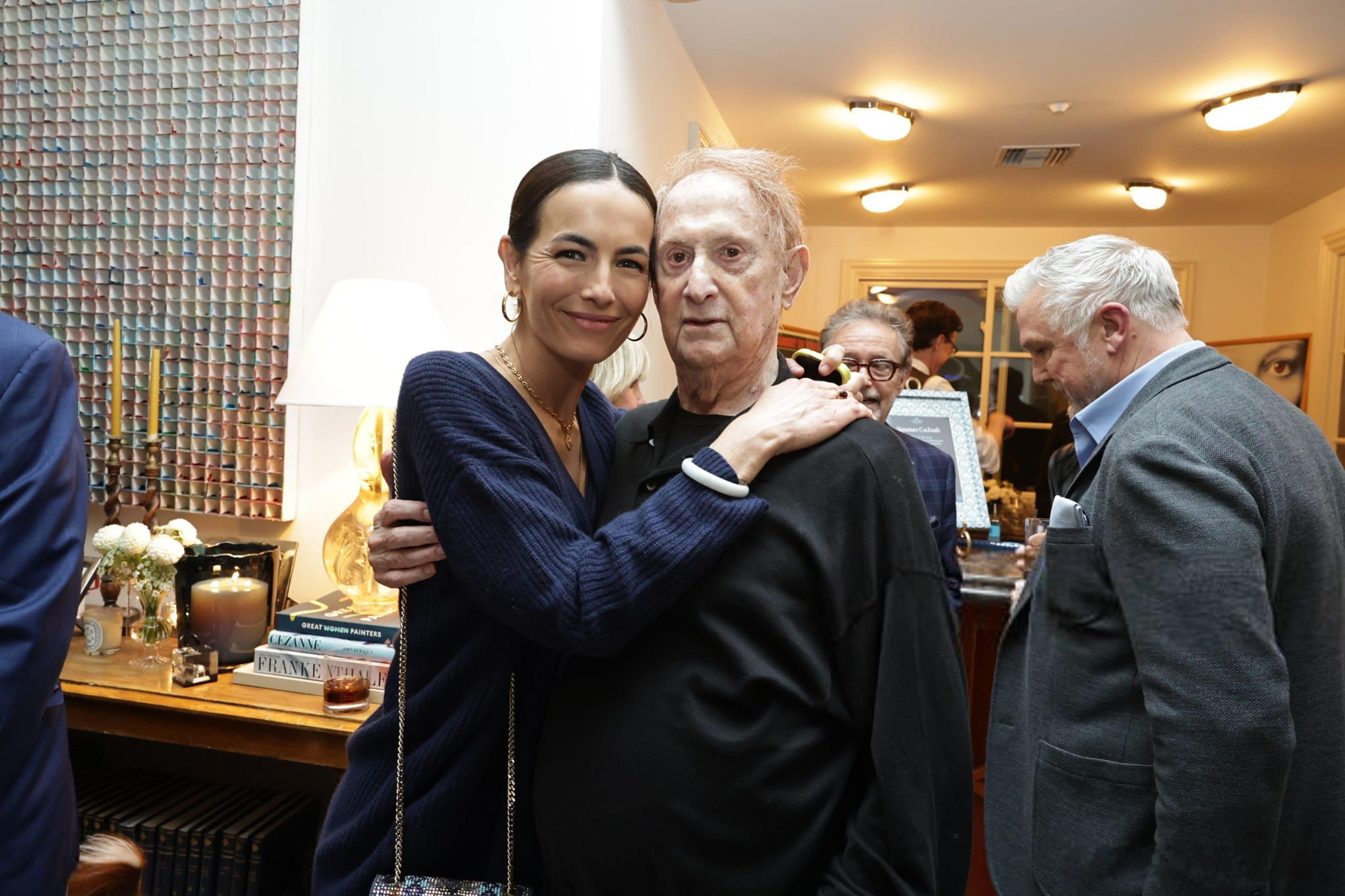 之前制片人Mike Medavoy主持举办了电影《一战再战》的庆功宴，Camil