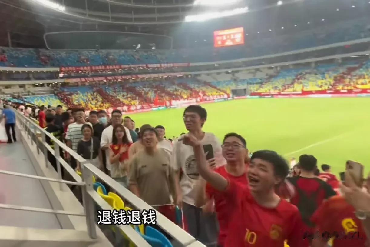 不受待见了？这不正常吗，没谁愿意花钱买票去看一帮高收入的“大佬”踢养生足球，而且