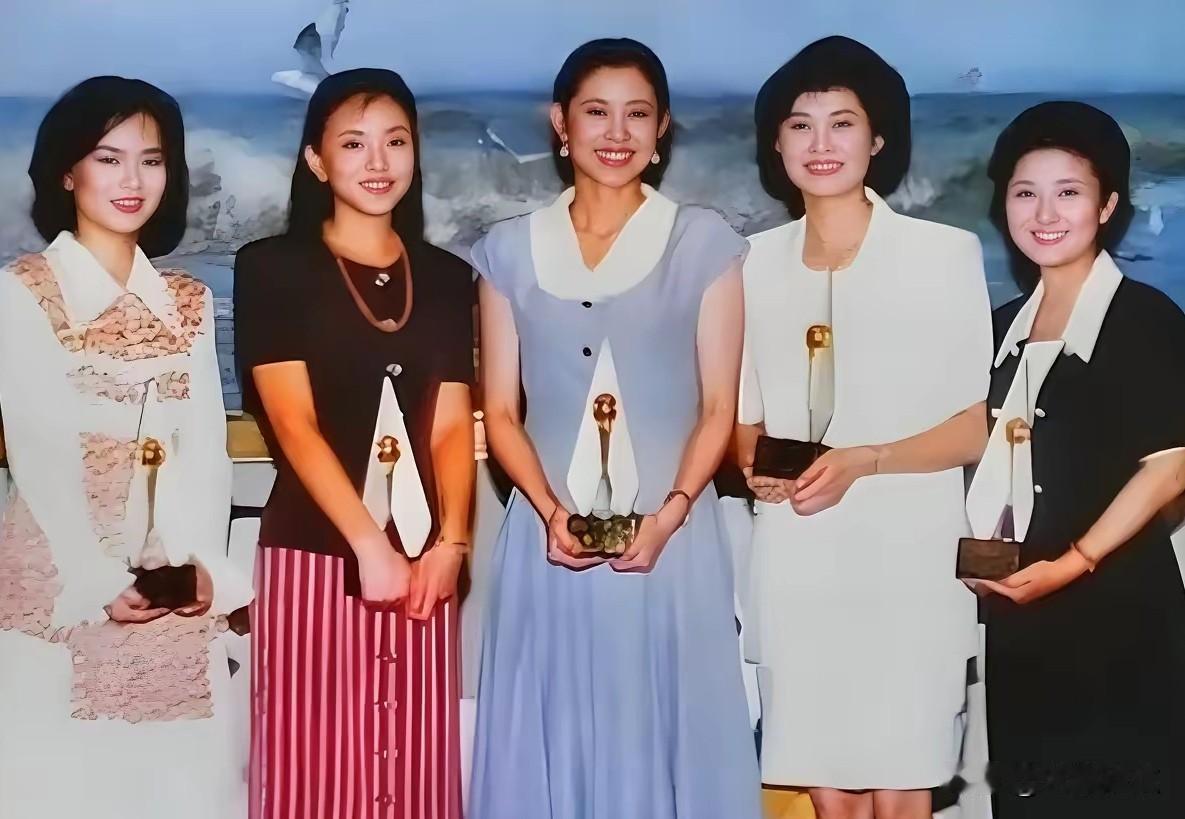 五位央视金话筒同框，还记得她们各自主持的热门节目吗？