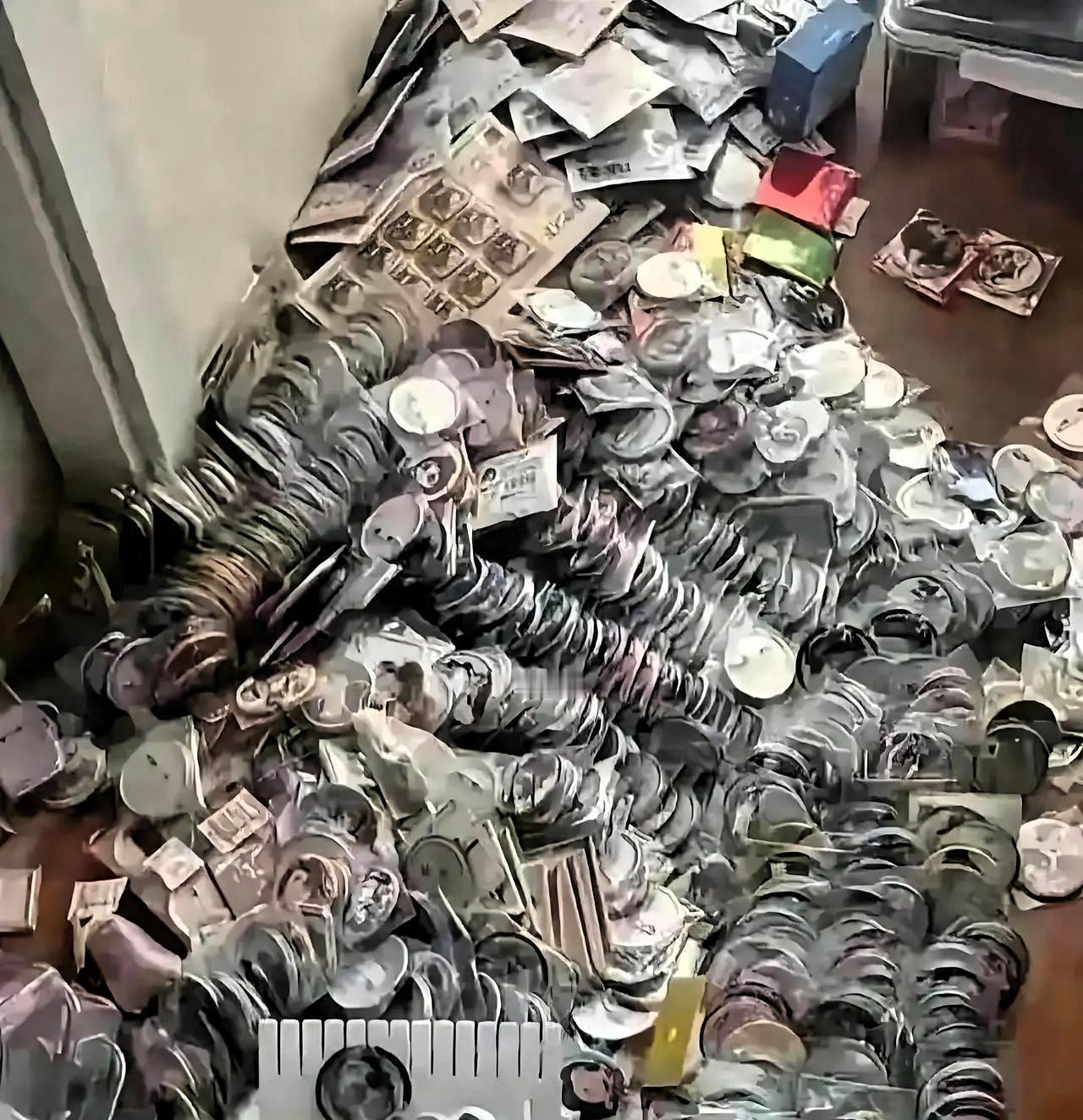 初三女儿床底下翻出来的，妈妈看到后被气哭，辛苦赚钱给女儿生活费，她就拿去花在这些